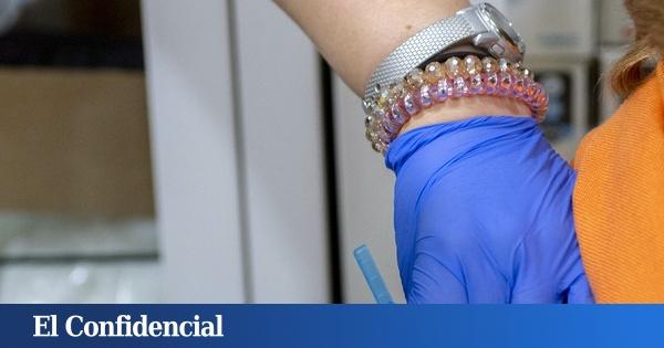 Ver fiebre grave o fatiga después de la fiesta en un país en riesgo de salud