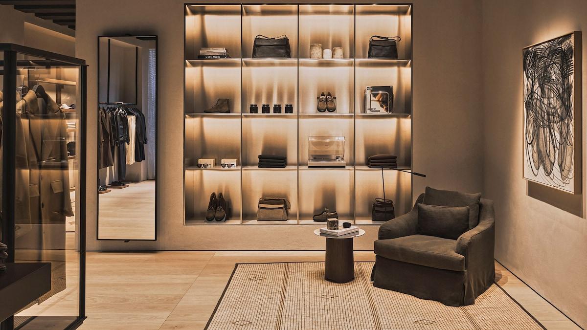 Entramos en una nueva tienda en Barcelona, ​​que parece un apartamento de lujo, con muebles que pued...