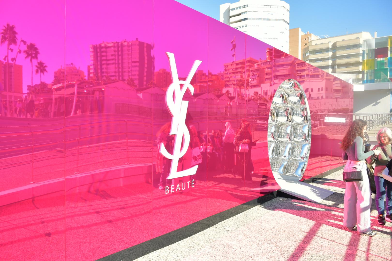 Yves Saint Laurent Beauty llega a Málaga con una experiencia sorprendente que llena la Navidad de pu...